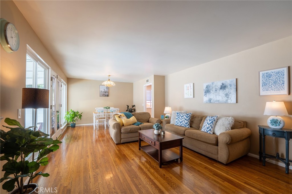 1534 W Edithia
