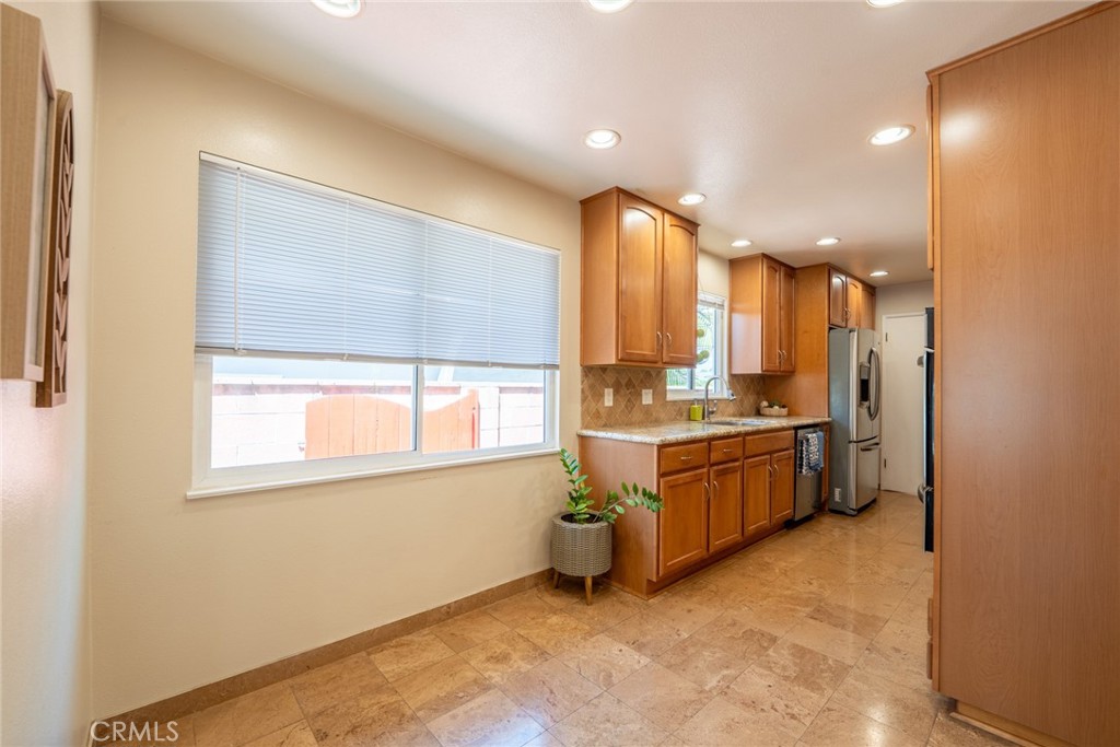 1534 W Edithia