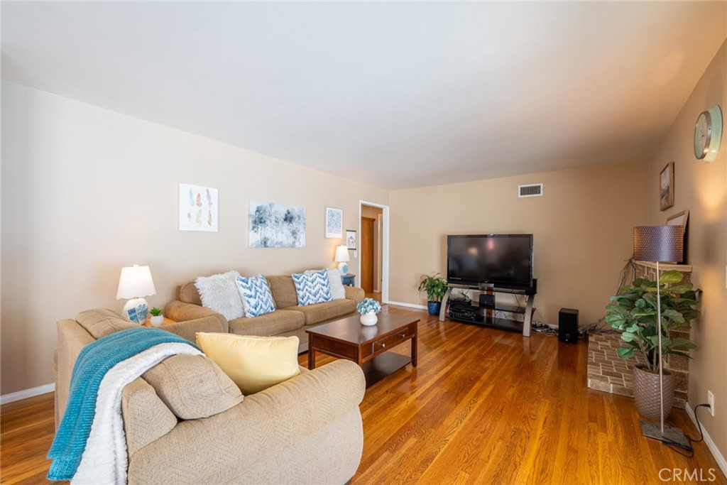 1534 W Edithia