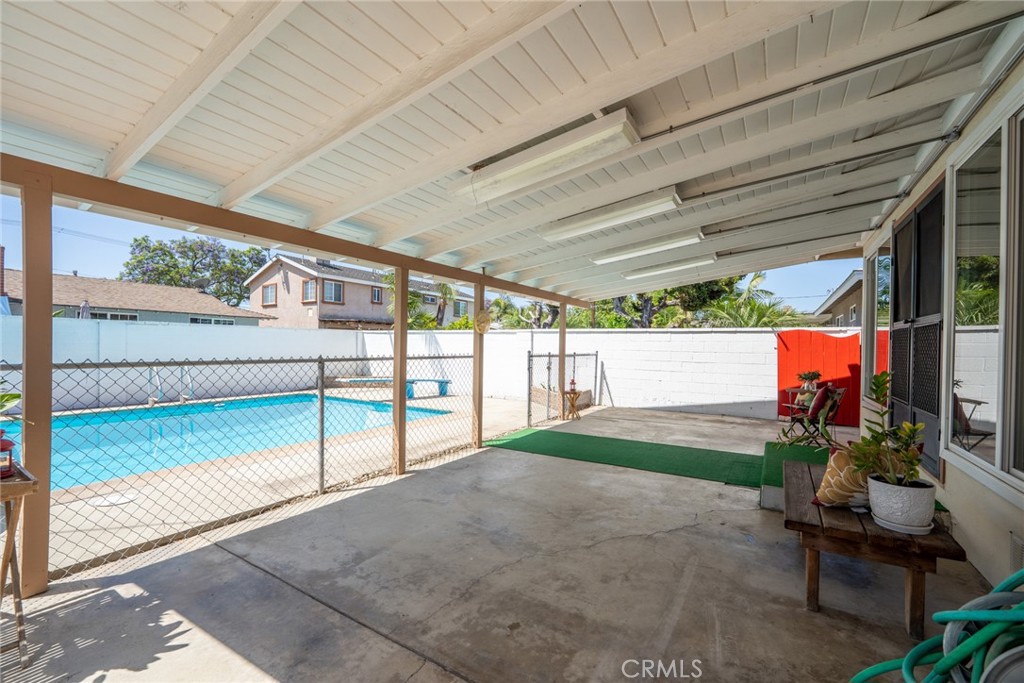 1534 W Edithia