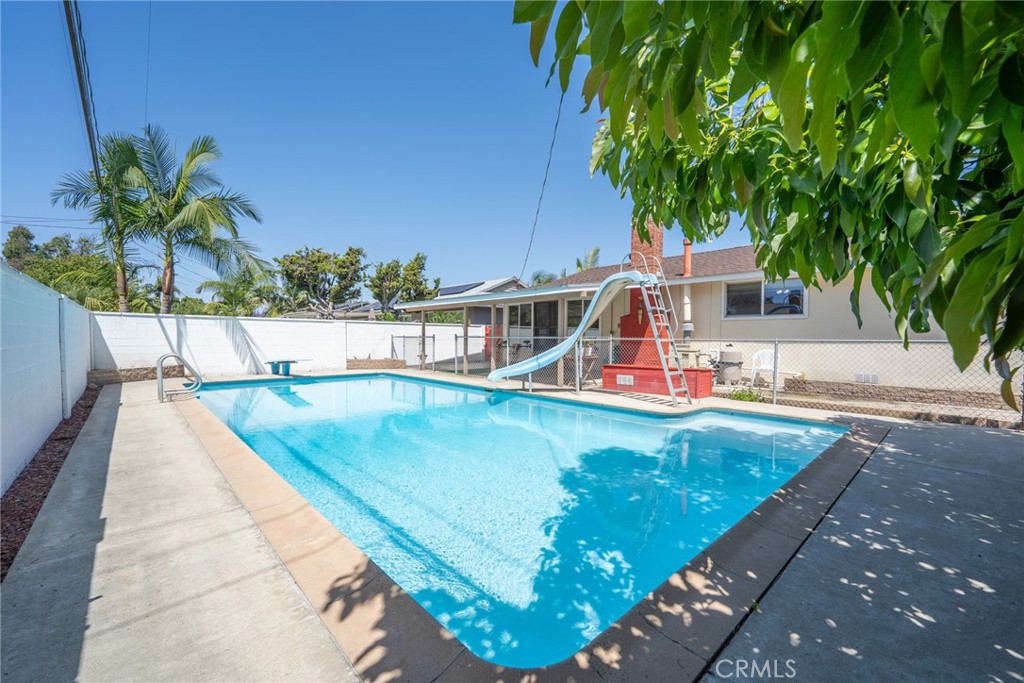 1534 W Edithia