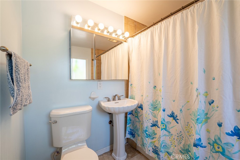 1534 W Edithia