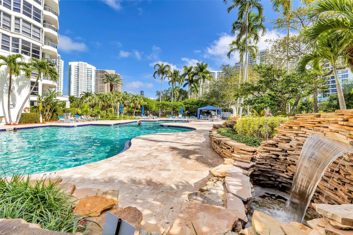 3500 Mystic Pointe Dr 3804