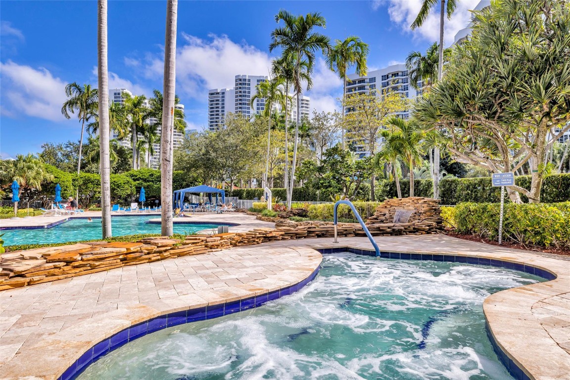 3500 Mystic Pointe Dr 3804