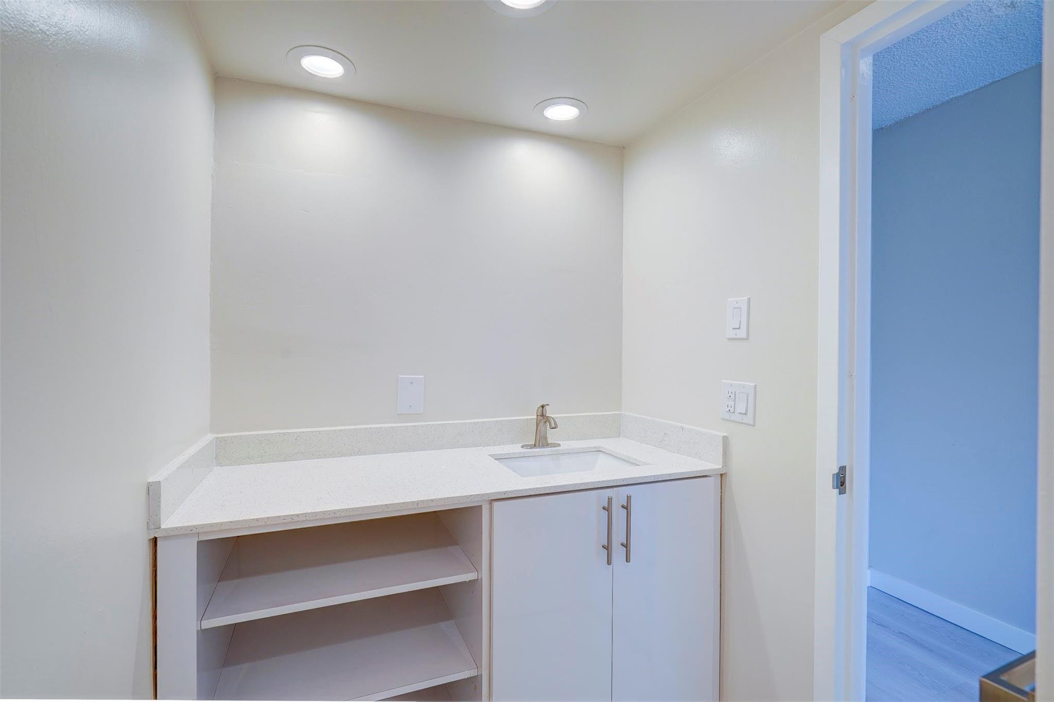 1050 SE 15th St 200