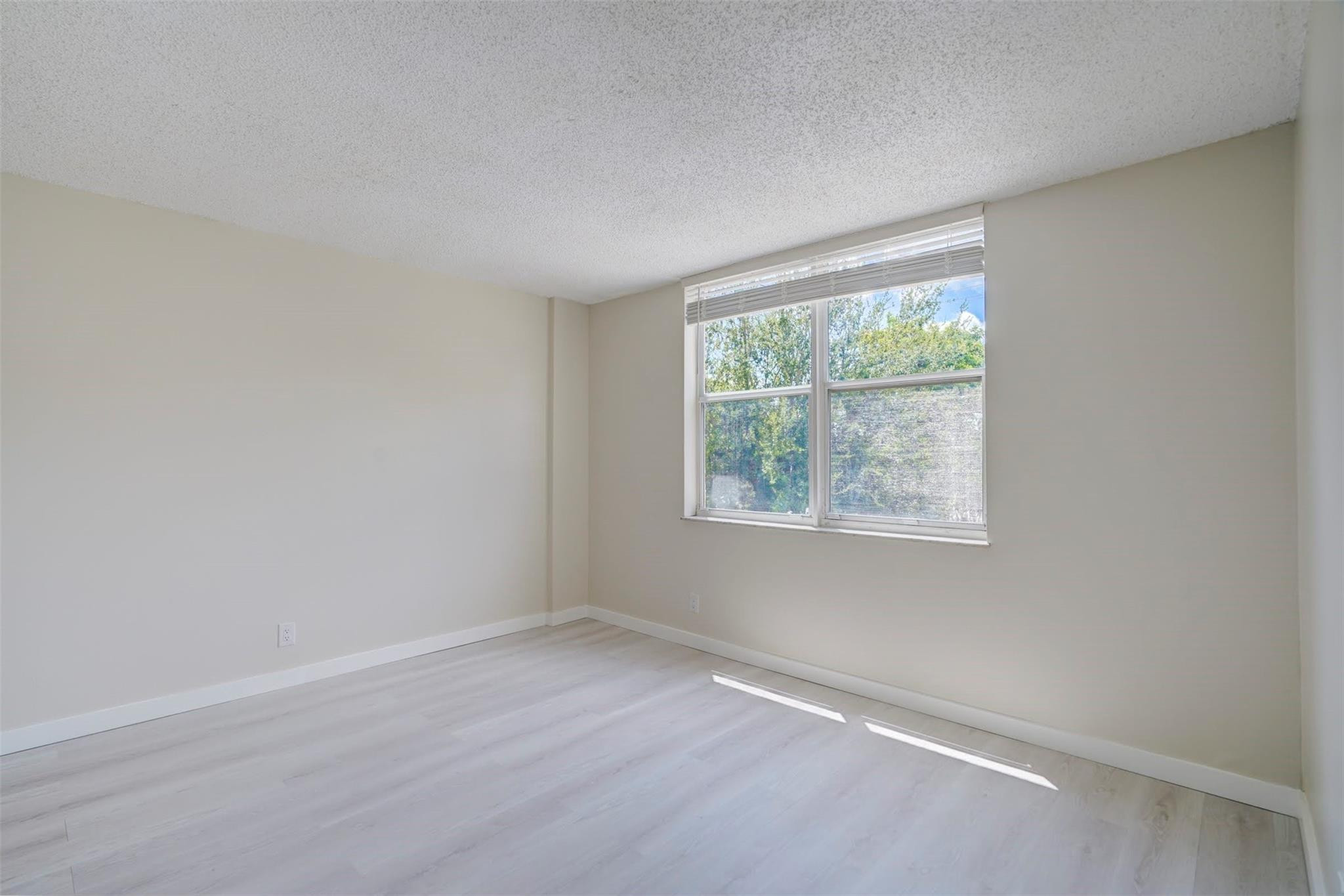 1050 SE 15th St 200