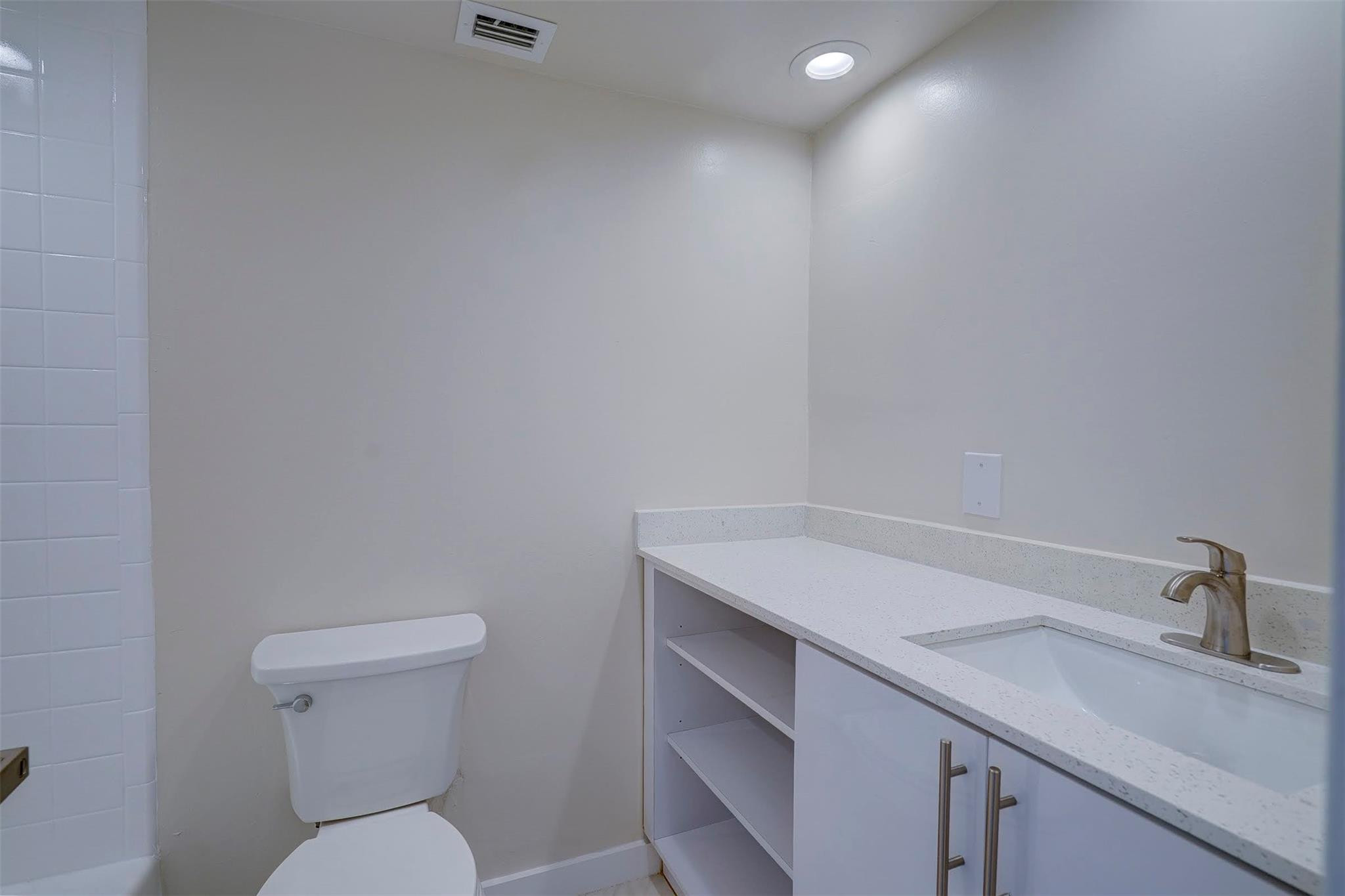 1050 SE 15th St 200