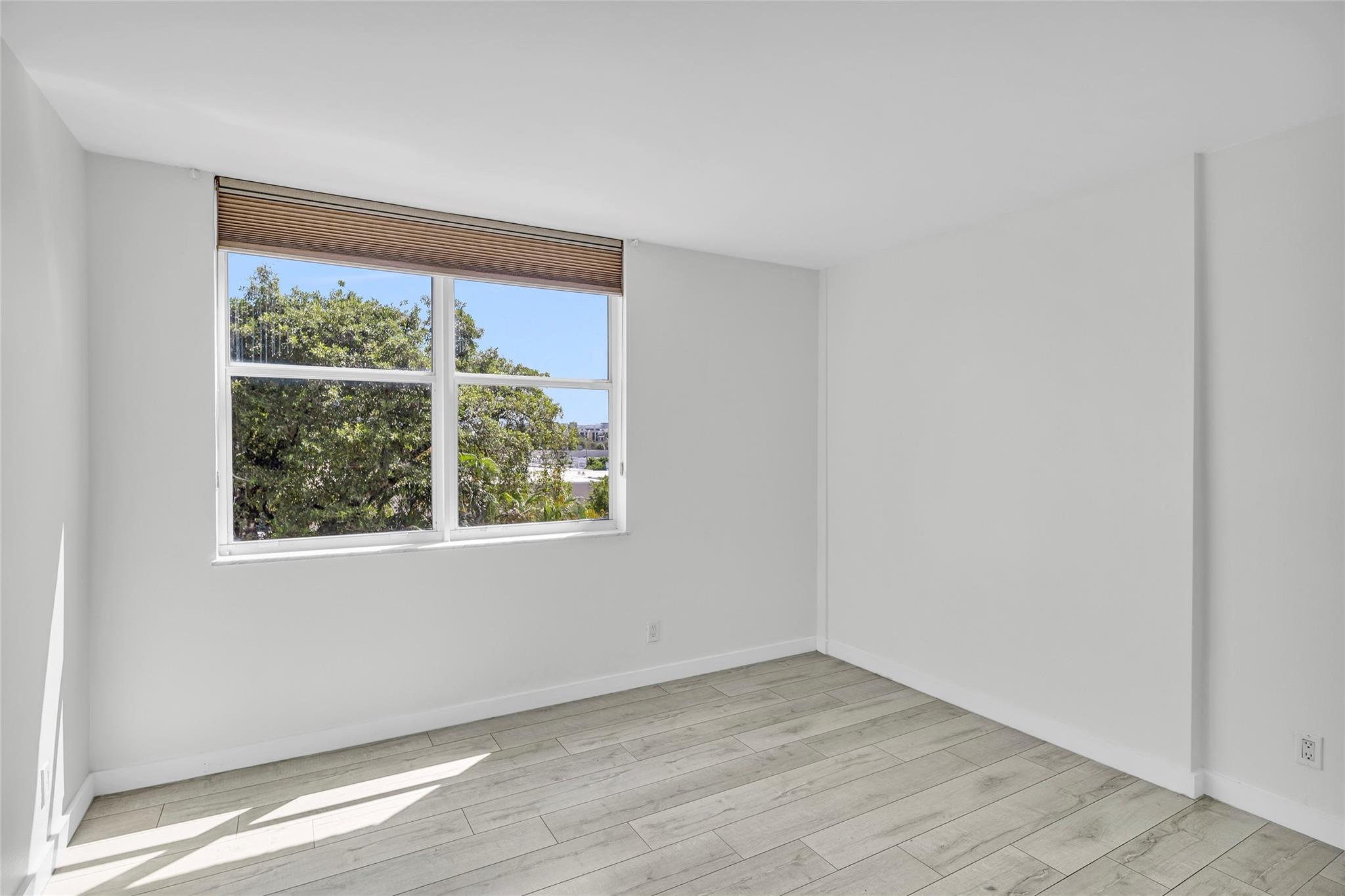 1050 SE 15th St 404