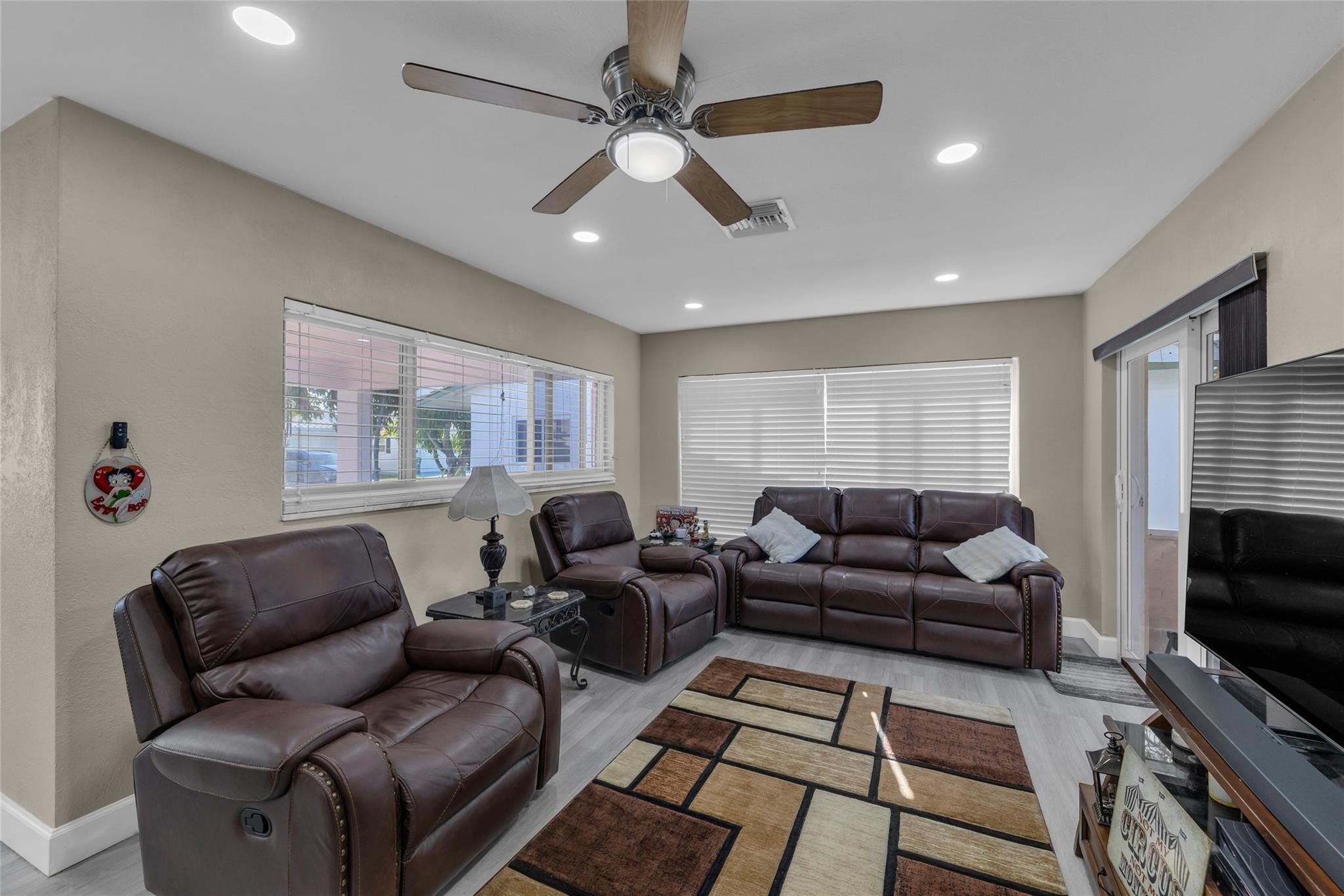 8207 NW 59th Ct