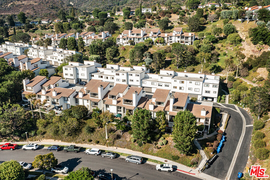 17109 Palisades Cir