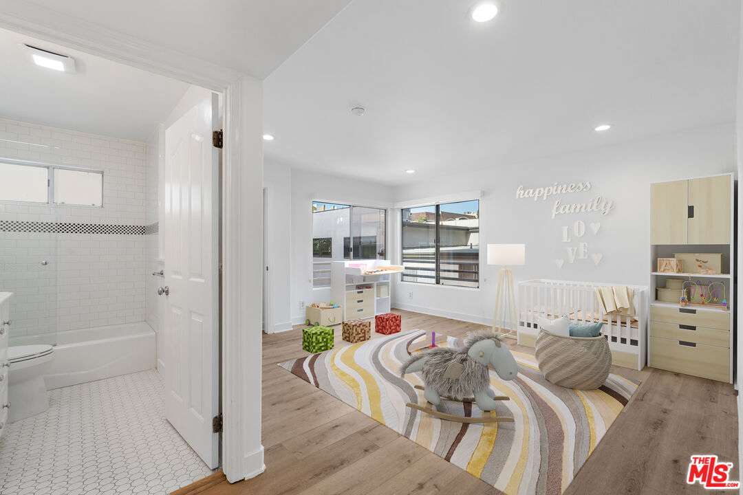 1160 Granville Ave Unit: 105