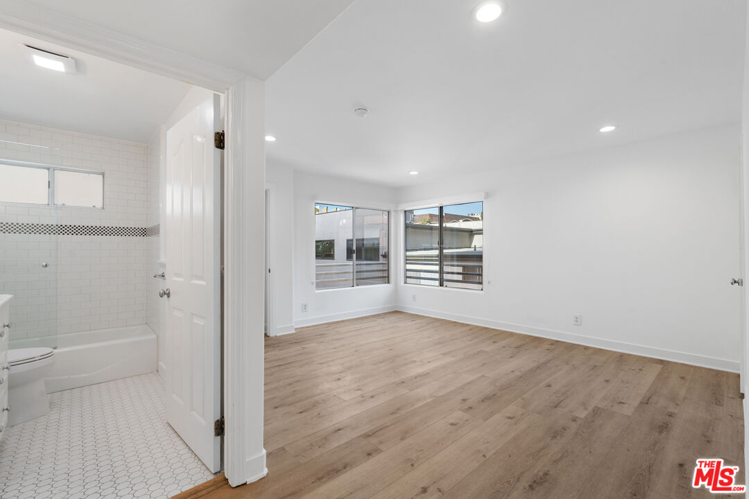 1160 Granville Ave Unit: 105