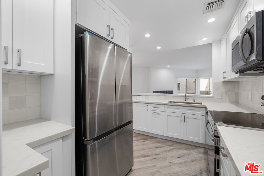 1160 Granville Ave Unit: 105