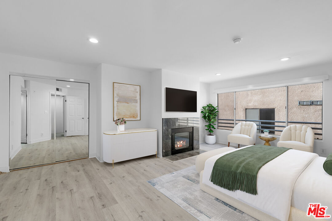 1160 Granville Ave Unit: 105