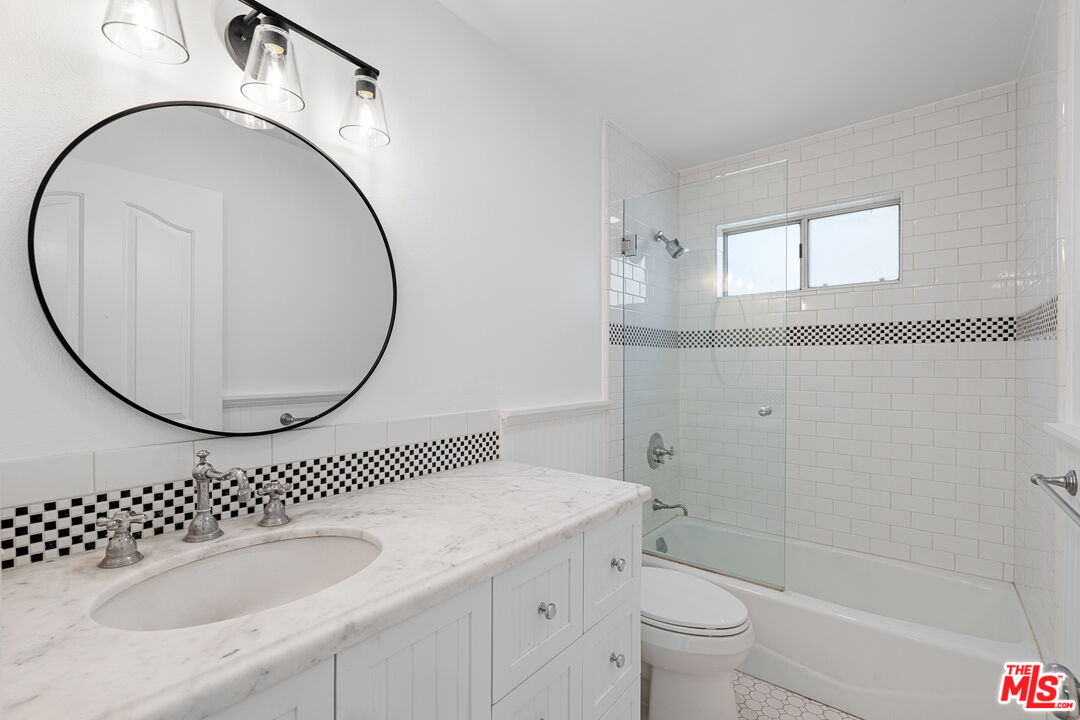 1160 Granville Ave Unit: 105