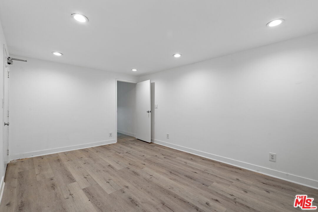 1160 Granville Ave Unit: 105