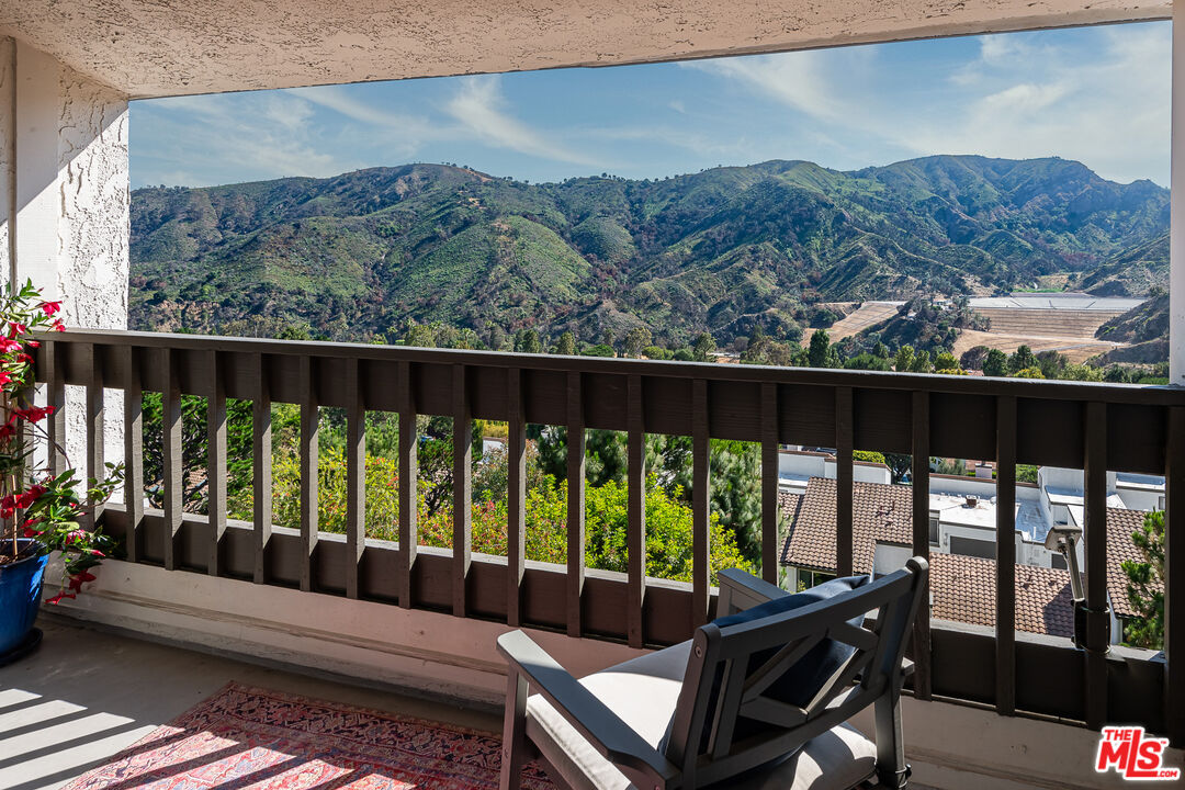1774 Palisades Dr