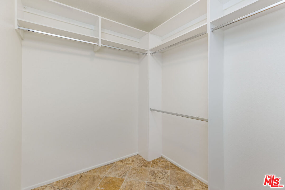 17107 Palisades Cir