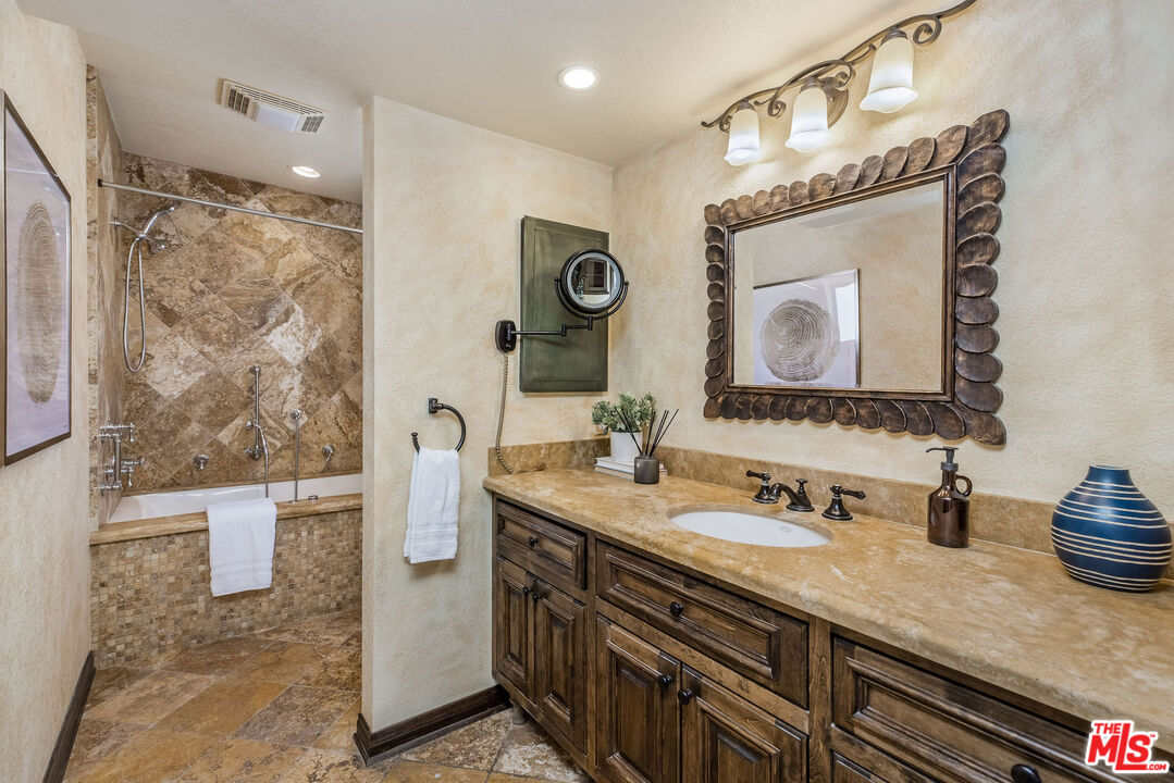 17107 Palisades Cir