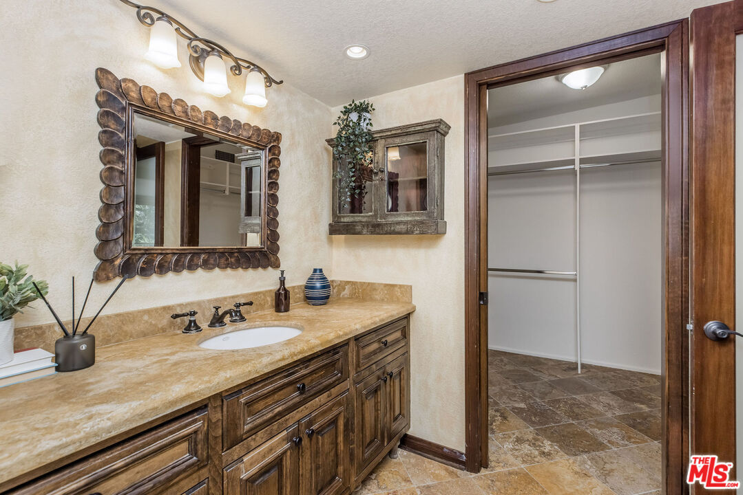 17107 Palisades Cir