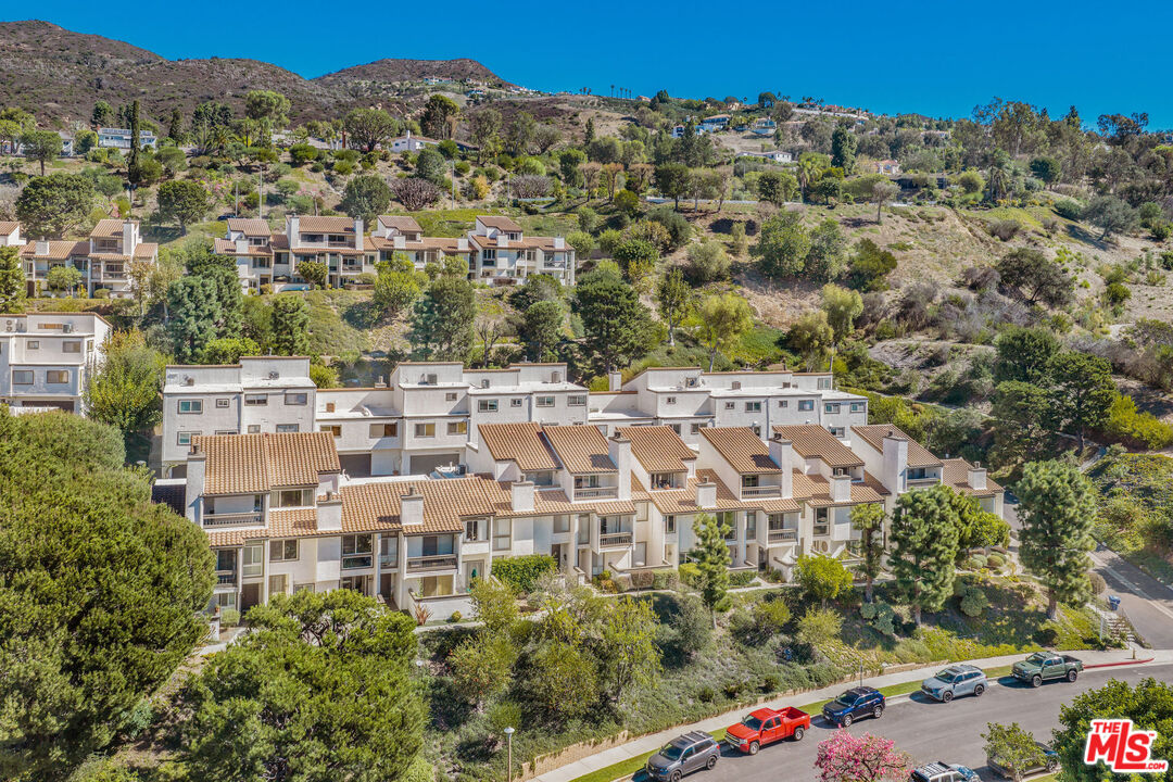 17107 Palisades Cir