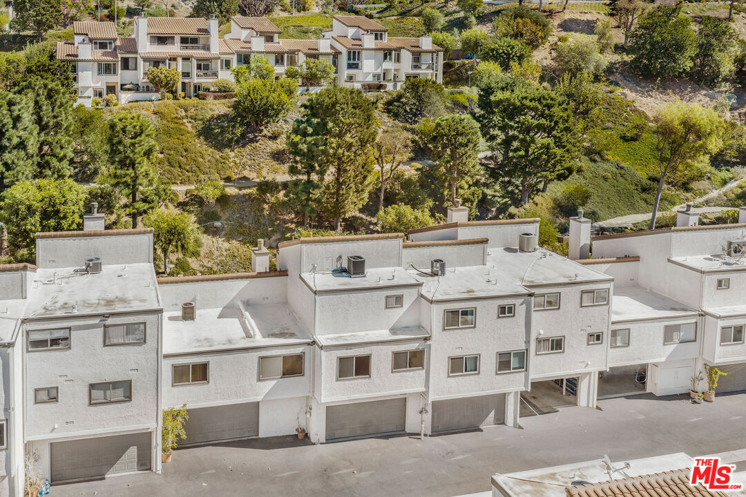 17107 Palisades Cir