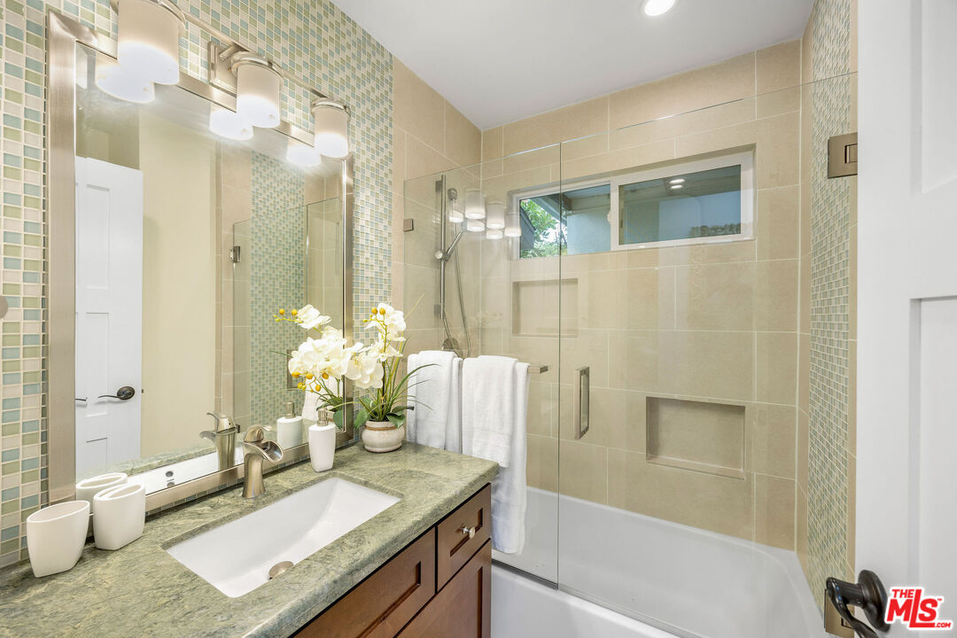 1039 26th St Unit: B