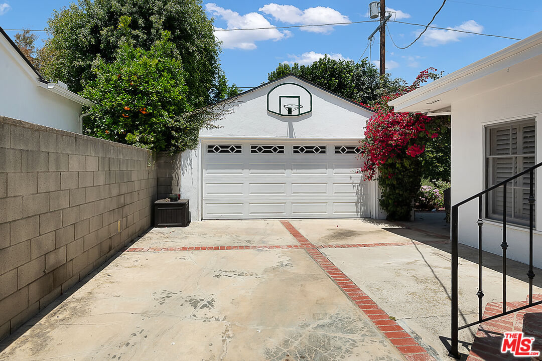 11447 Rose Ave