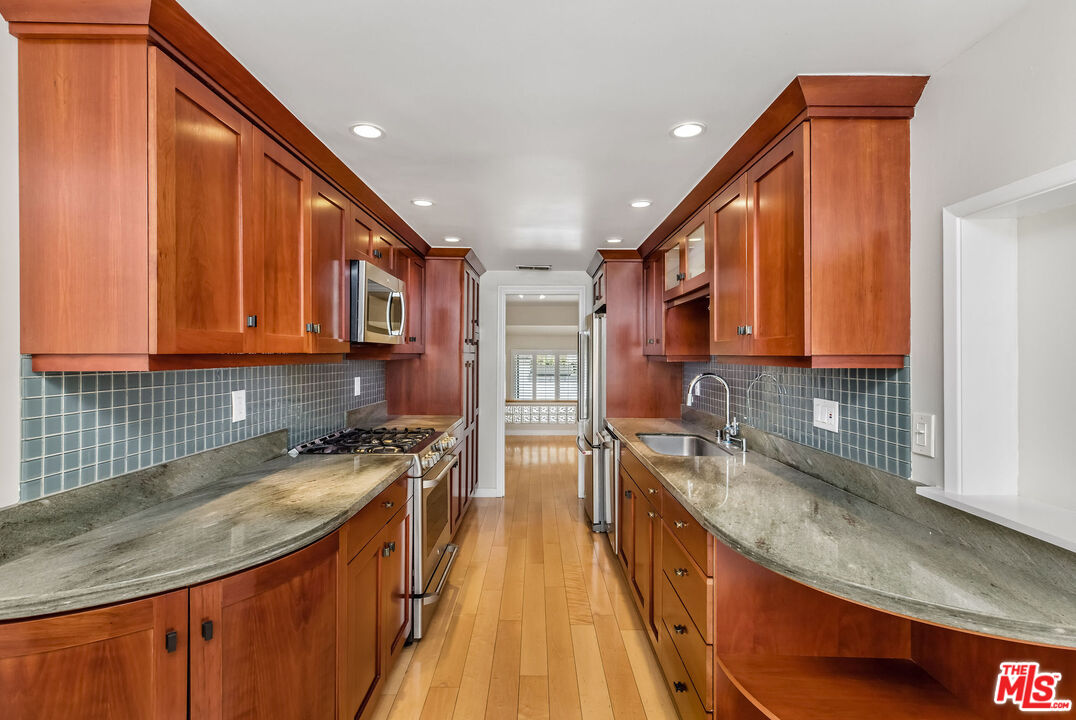 17207 Palisades Cir