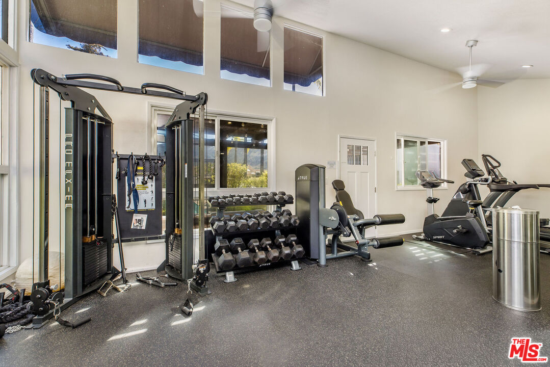 17207 Palisades Cir