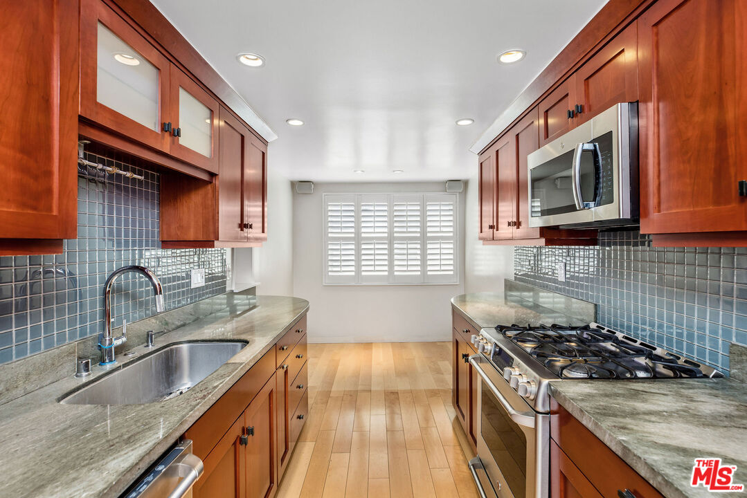 17207 Palisades Cir