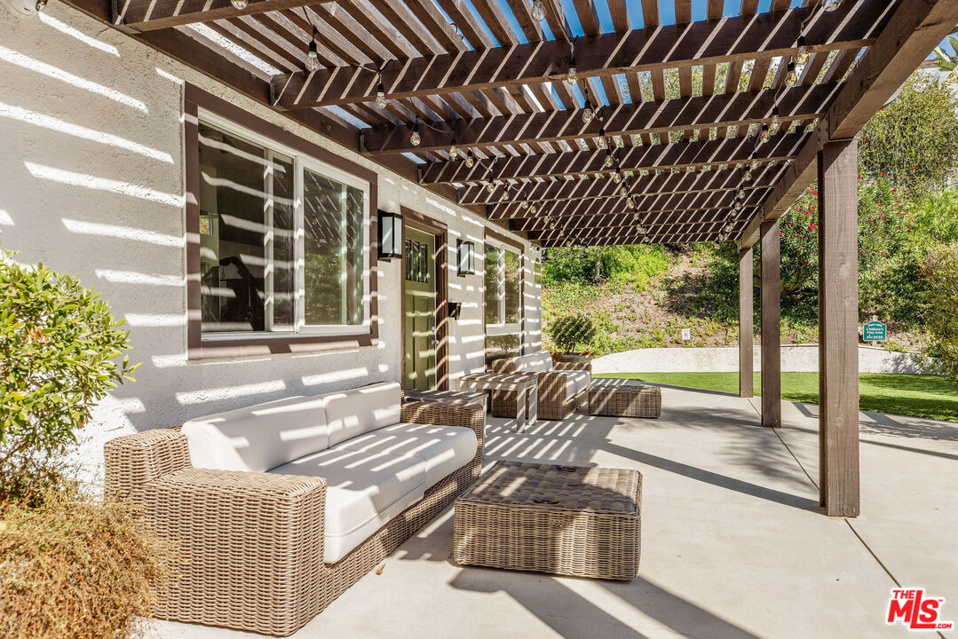 17207 Palisades Cir