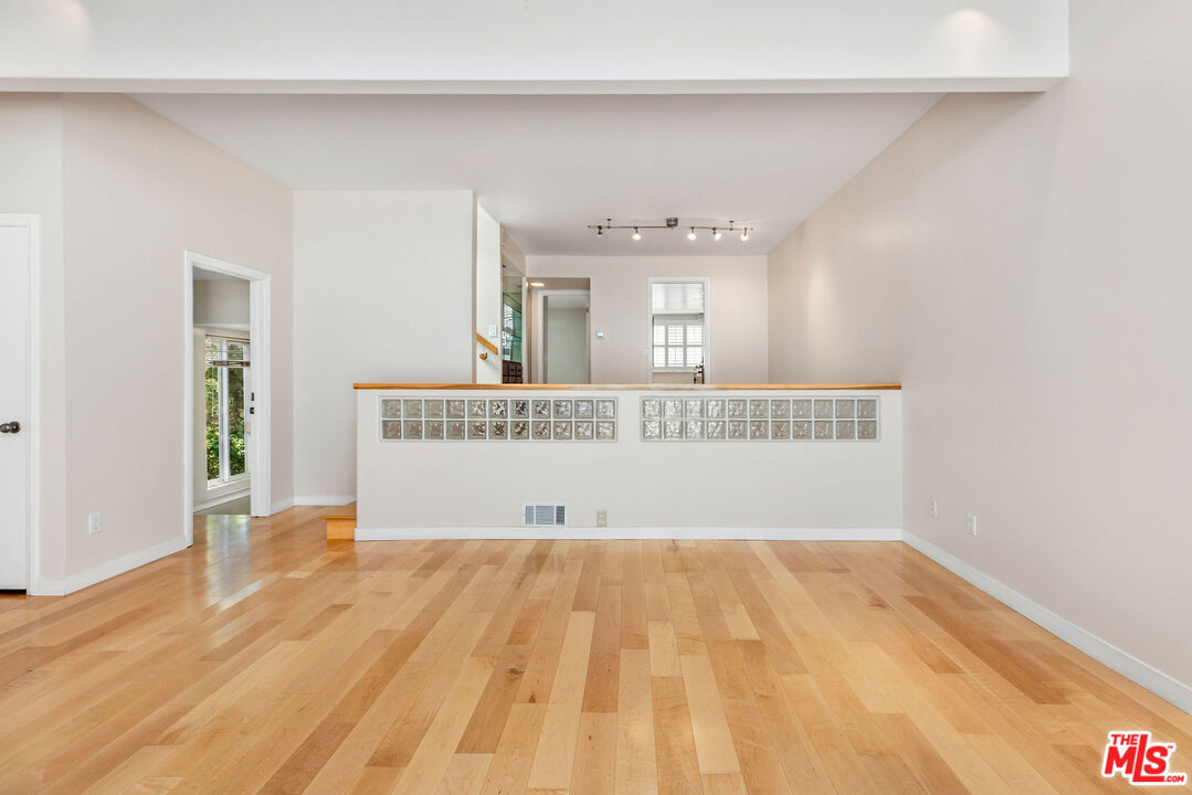 17207 Palisades Cir
