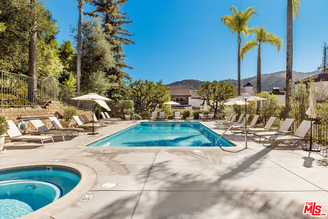 17207 Palisades Cir