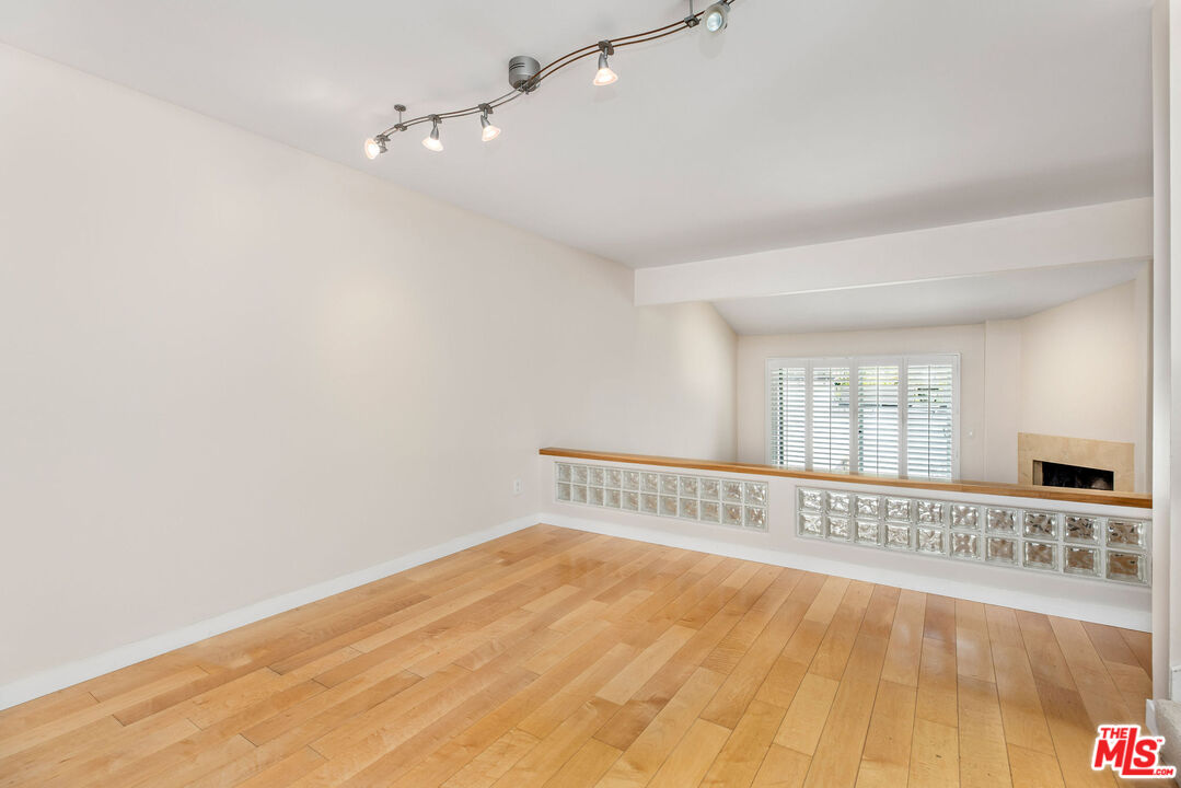 17207 Palisades Cir