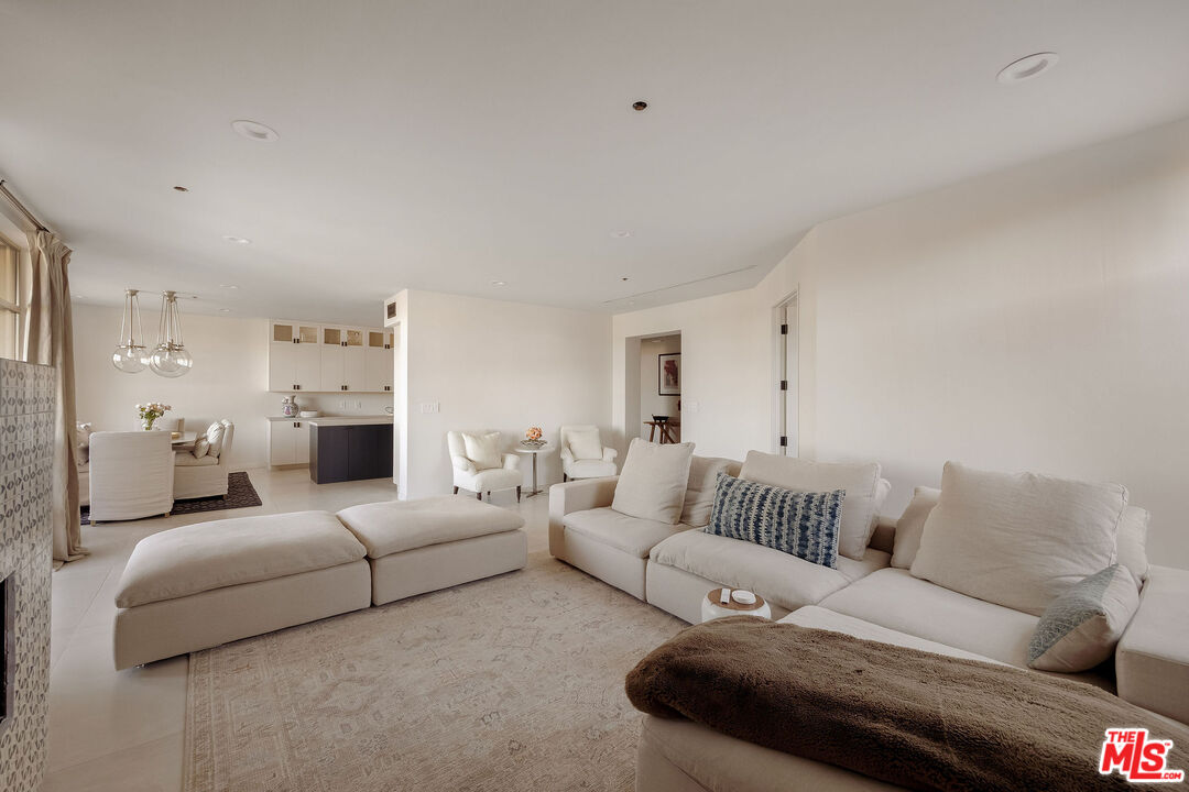 870 Haverford Ave Unit: 303