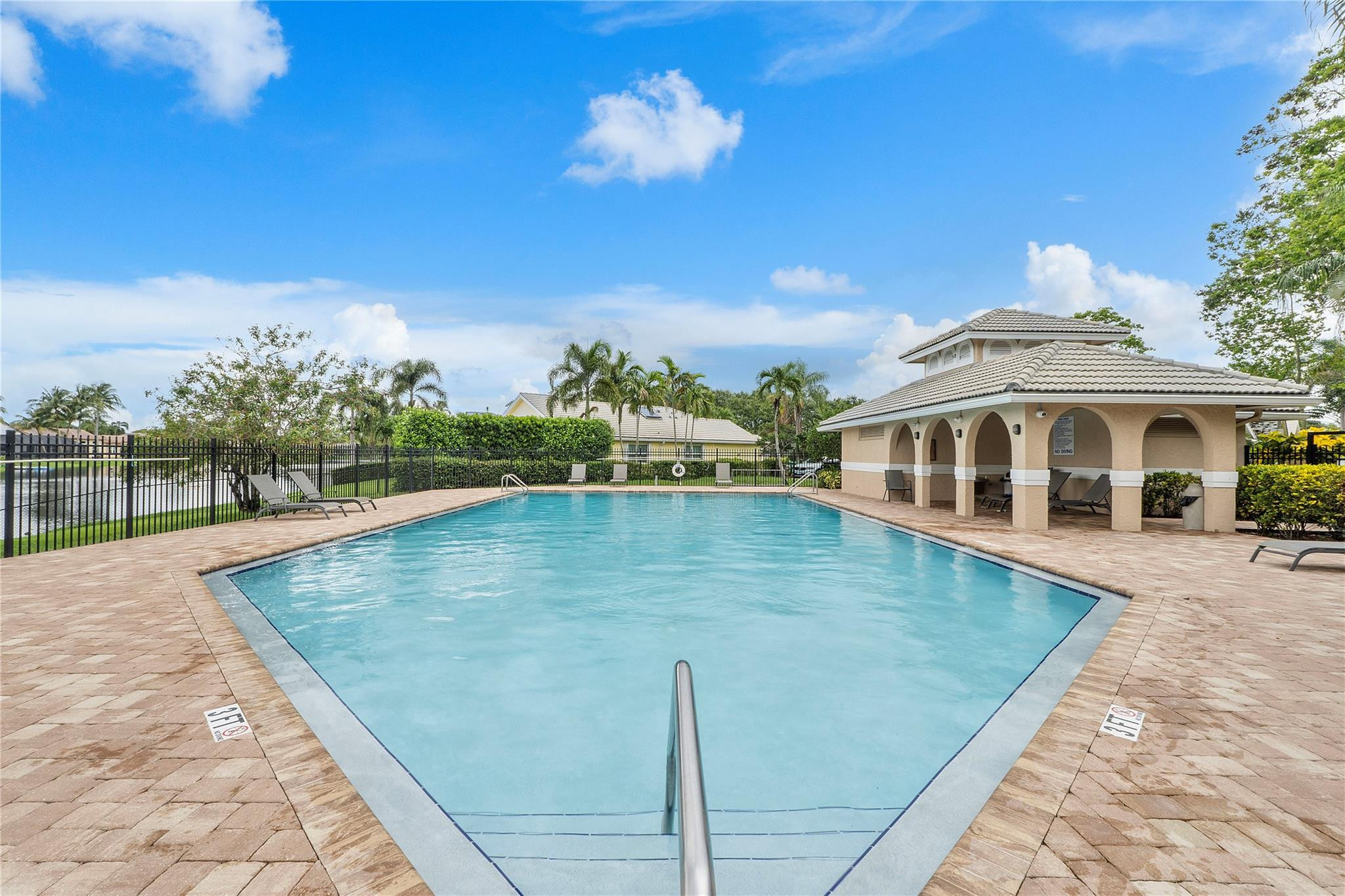 2717 Pinewood Ct