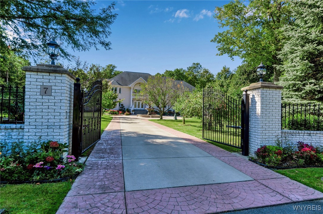 7 Woodcrest Drive