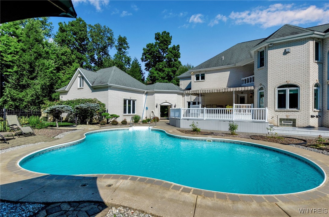 7 Woodcrest Drive