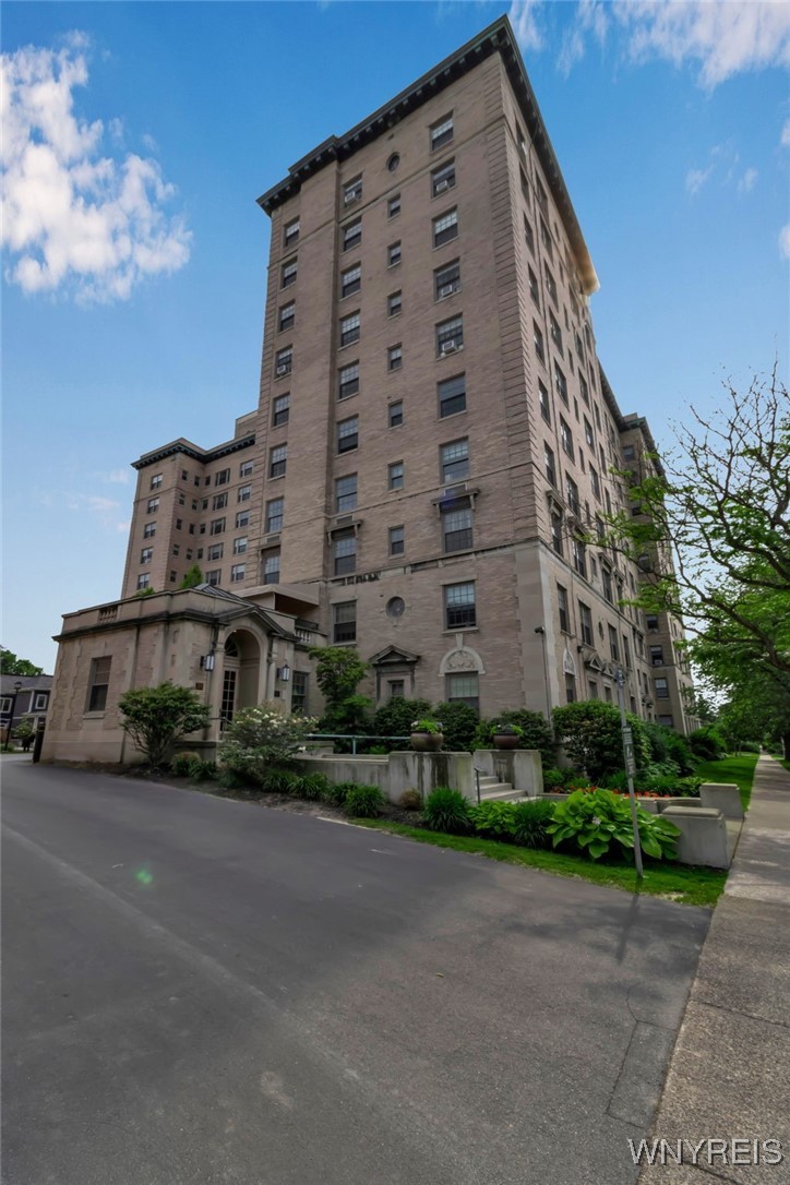 33 Gates Circle 6B