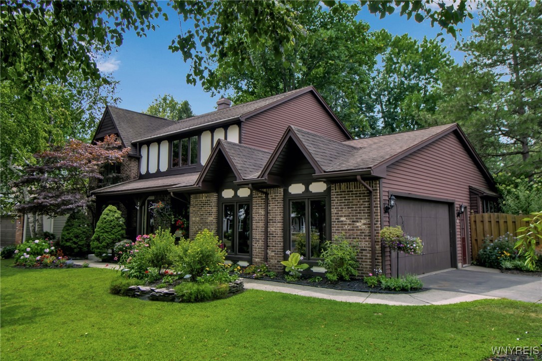 2 Silver Thorne Drive