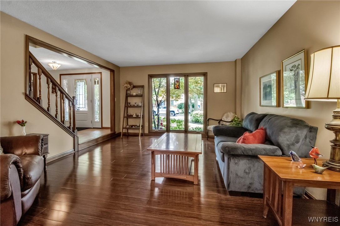 2 Silver Thorne Drive