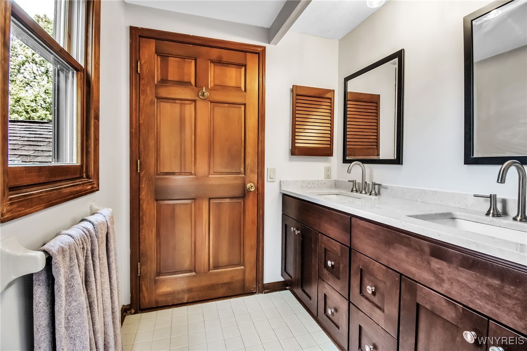 2 Silver Thorne Drive