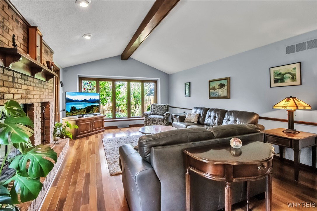 2 Silver Thorne Drive