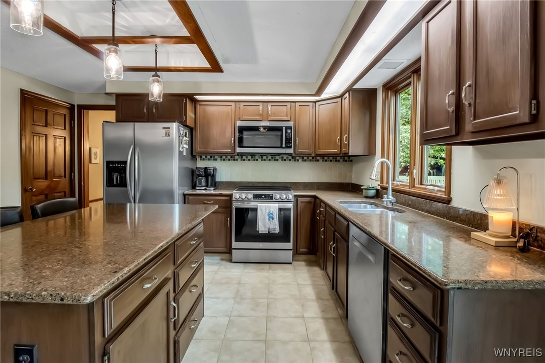 2 Silver Thorne Drive