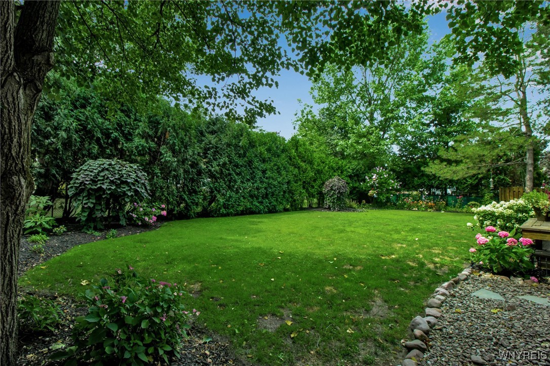 2 Silver Thorne Drive