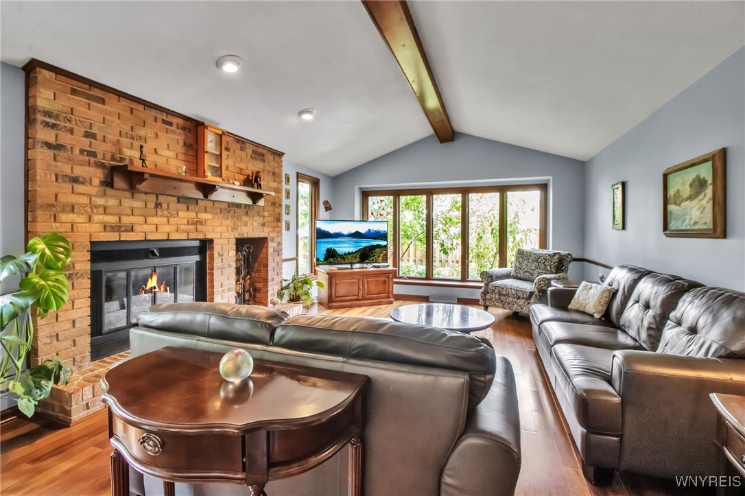 2 Silver Thorne Drive