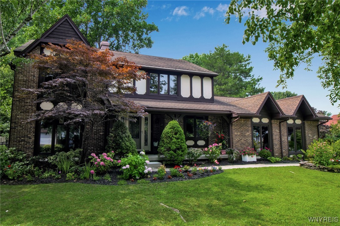 2 Silver Thorne Drive