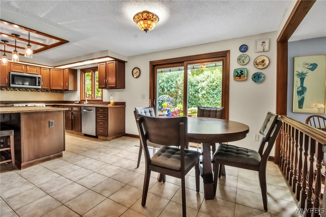 2 Silver Thorne Drive