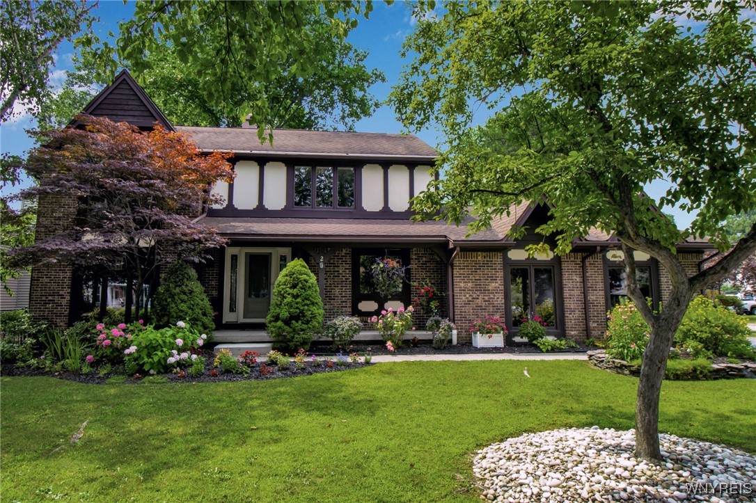2 Silver Thorne Drive